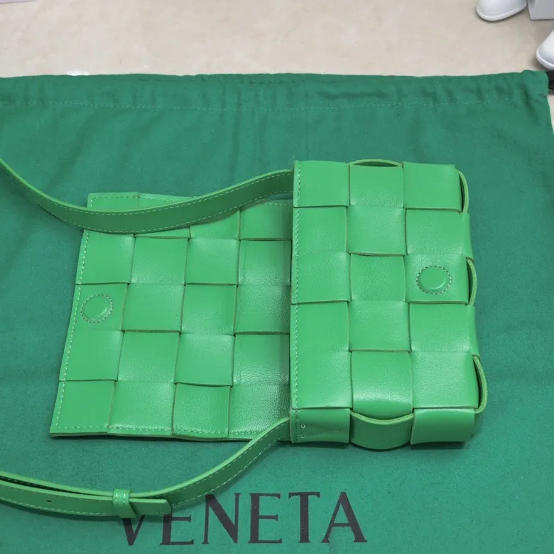 Batch 1320, ready to ship, first release on the whole network ♨️♨️ (mini size) BV sheepskin + 15 grid cassette + limited edition 🉑️🉑️🉑️ Classic style, high-end simplicity, this upper body is super refreshing! Paired with the BV parrot green on the sides, it’s very stylish but not exaggerated! Model: 7587 Size: 19*5.5*12cm